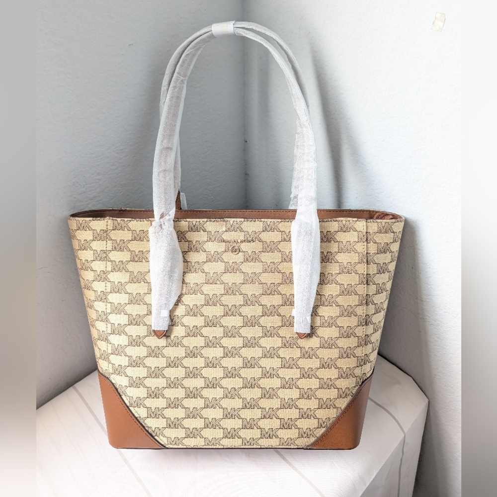 NWT Michael Kors Aria Large Signature Logo Jacquard Tote Bag Beige/Ebony/Luggage